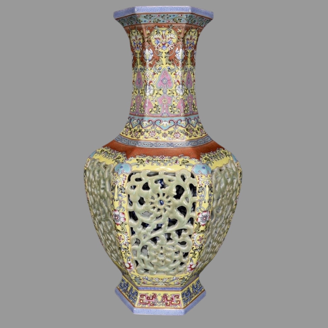 A Exquisite Famille-Rose Gilt Lotus Pattern Vase: A Exquisite Famille-Rose Gilt Lotus Pattern Vase,Qing Dynasty, China,Qianlong Four-character Mark,Size:16.1inx9.1in