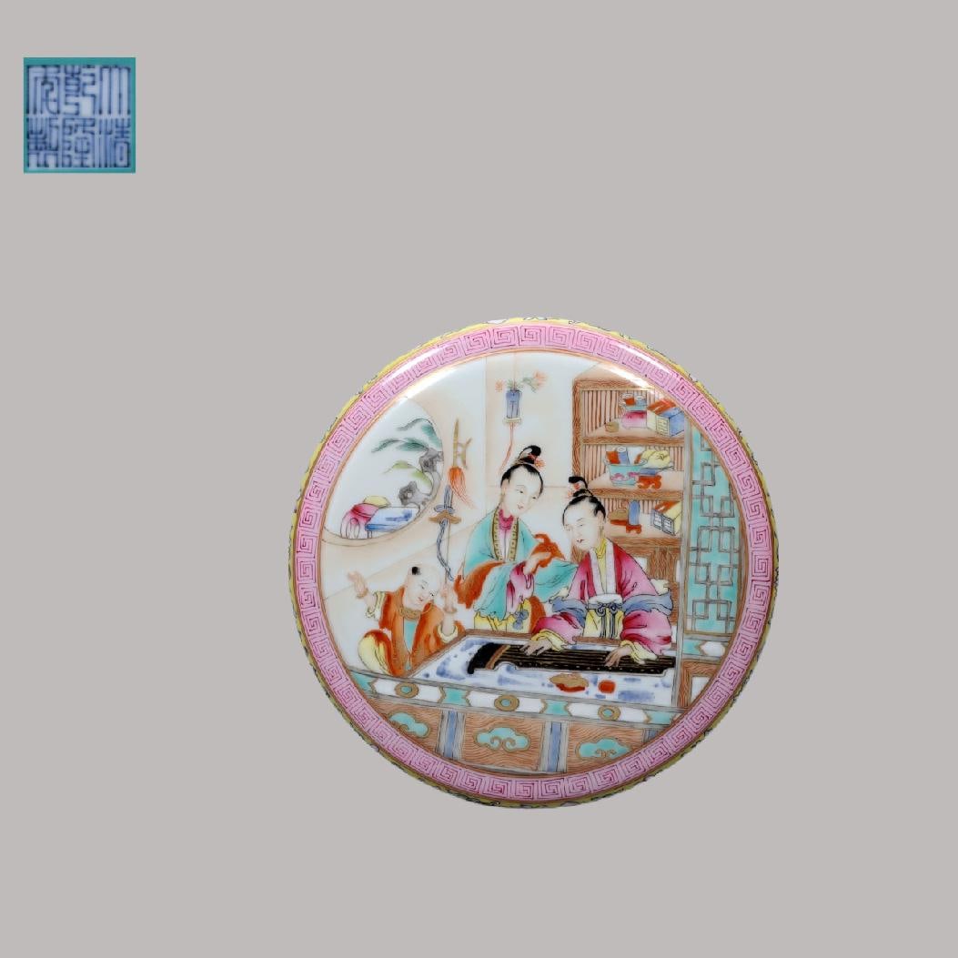 A Exquisite Yellow Ground Famille-Rose Figures Pattern Box: A Exquisite Yellow Ground Famille-Rose Figures Pattern Box,Qing Dynasty, China,Qianlong Six-character Mark,Size:2.6inx6.5inx6.1inx5.5in,Weight:1156g