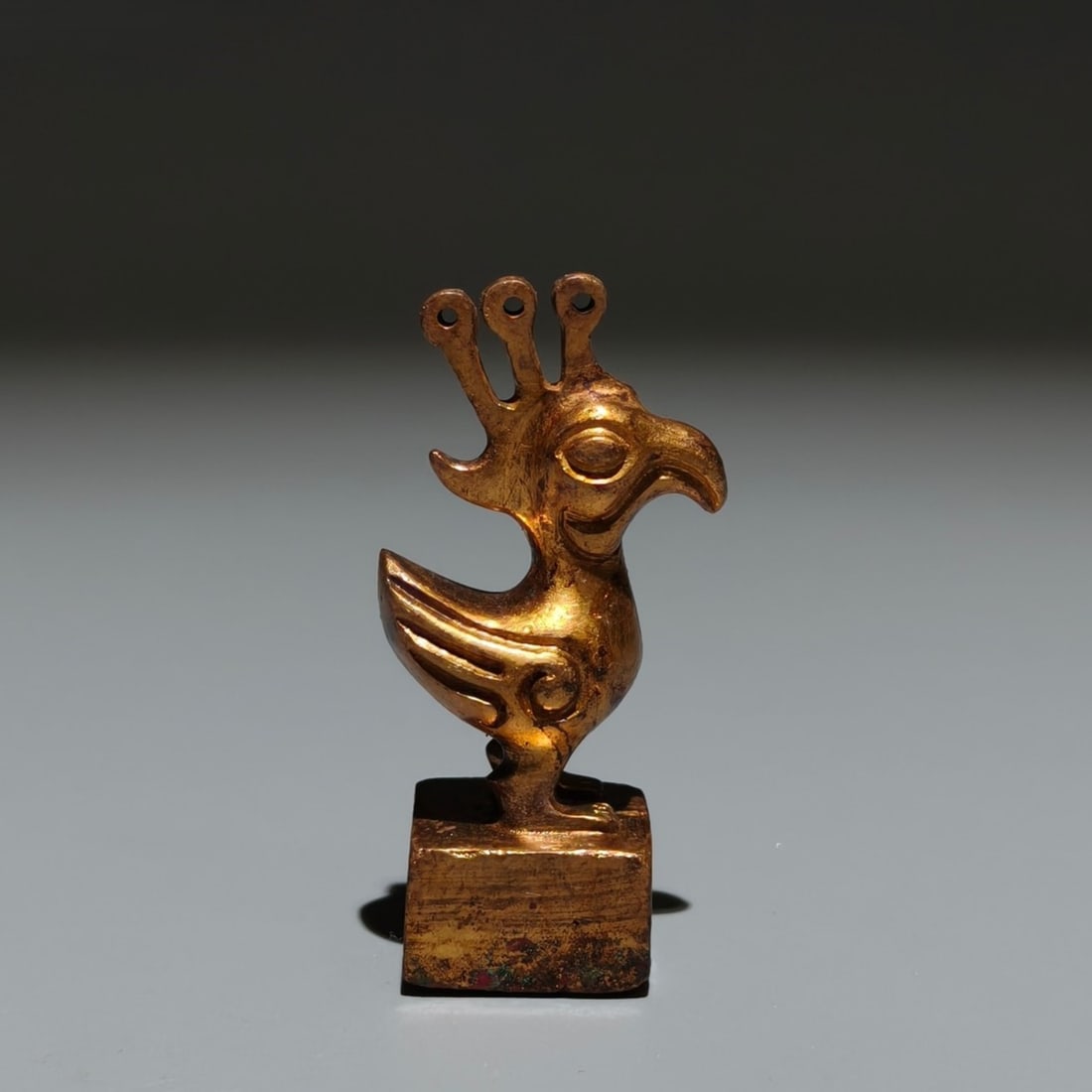 A Exquisite Gilt Bronze Phoenix Seal: A Exquisite Gilt Bronze Phoenix Seal,Han Dynasty, China,Size:2inx1inx0.7in,Weight:g 铜鎏金凤鸟印章,中国汉代