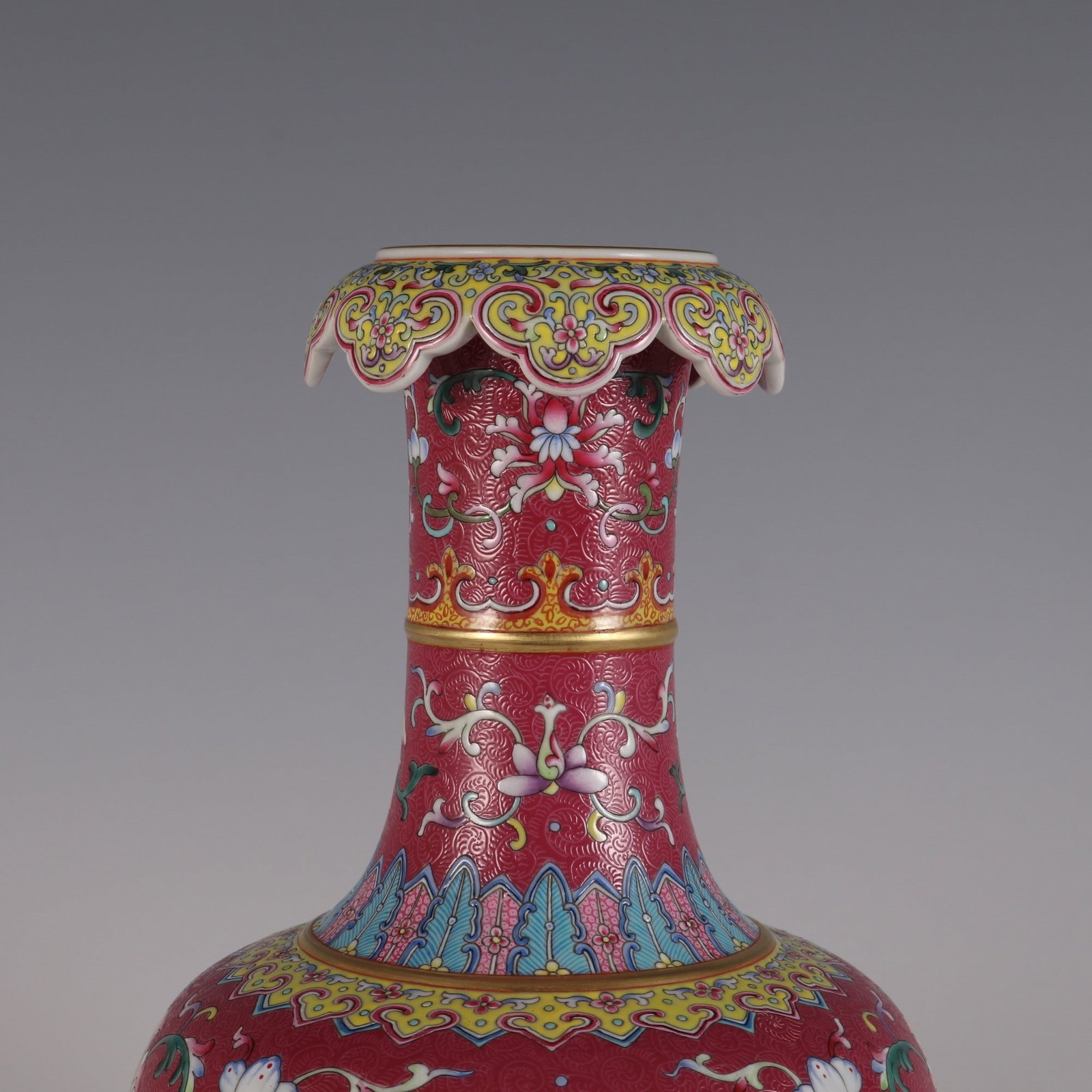 A Exquisite Ruby Red-Glazed Ground Flower and Bird Pattern Vase - 4