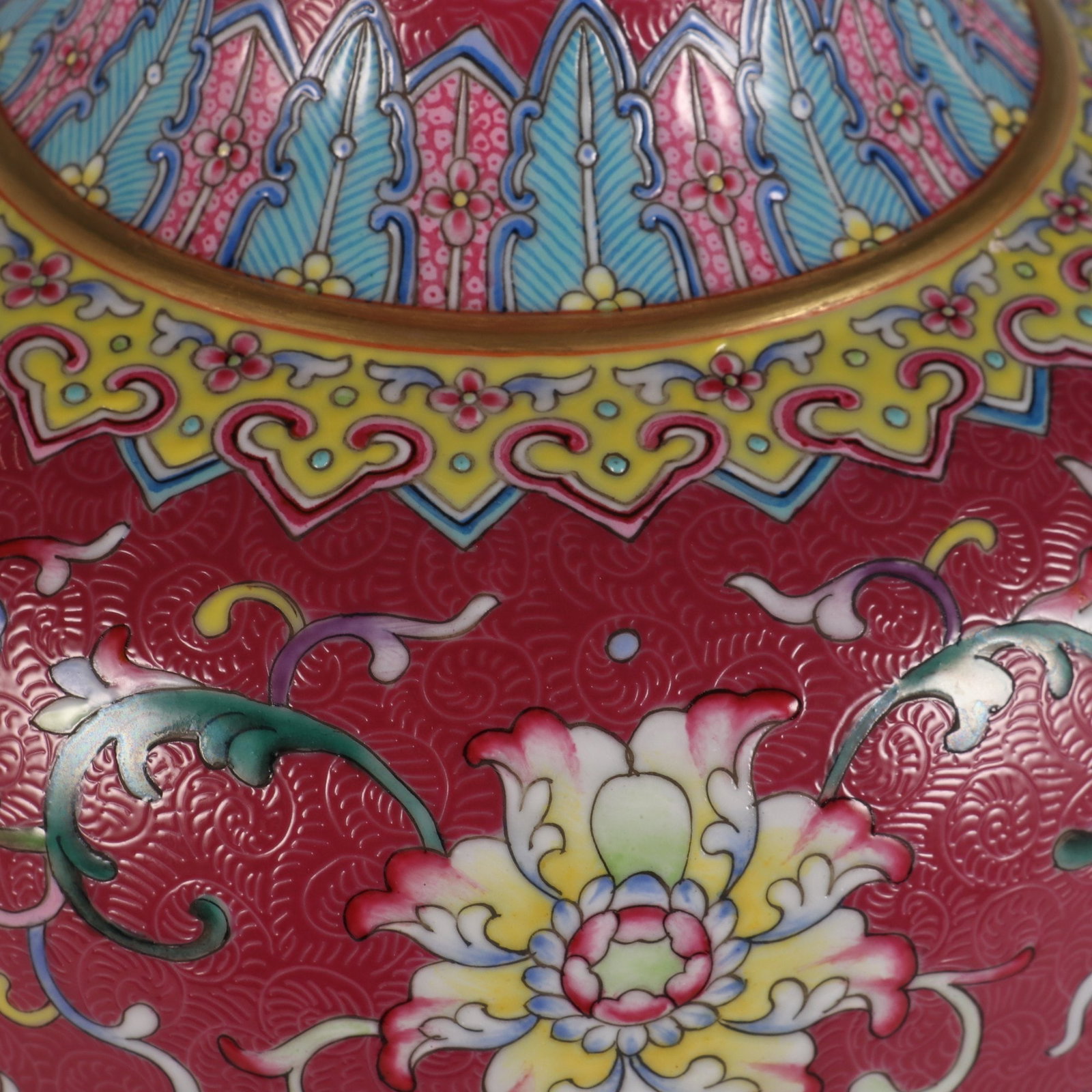 A Exquisite Ruby Red-Glazed Ground Flower and Bird Pattern Vase - 6