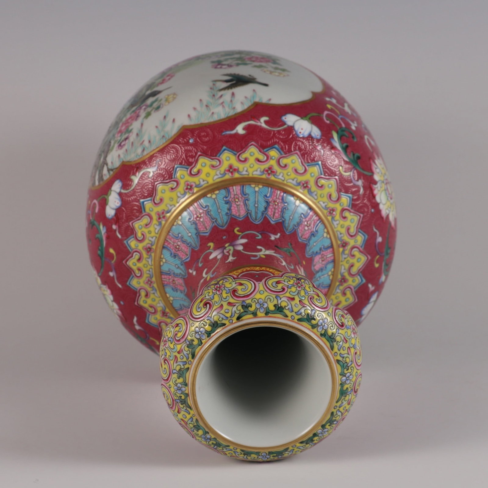 A Exquisite Ruby Red-Glazed Ground Flower and Bird Pattern Vase - 8