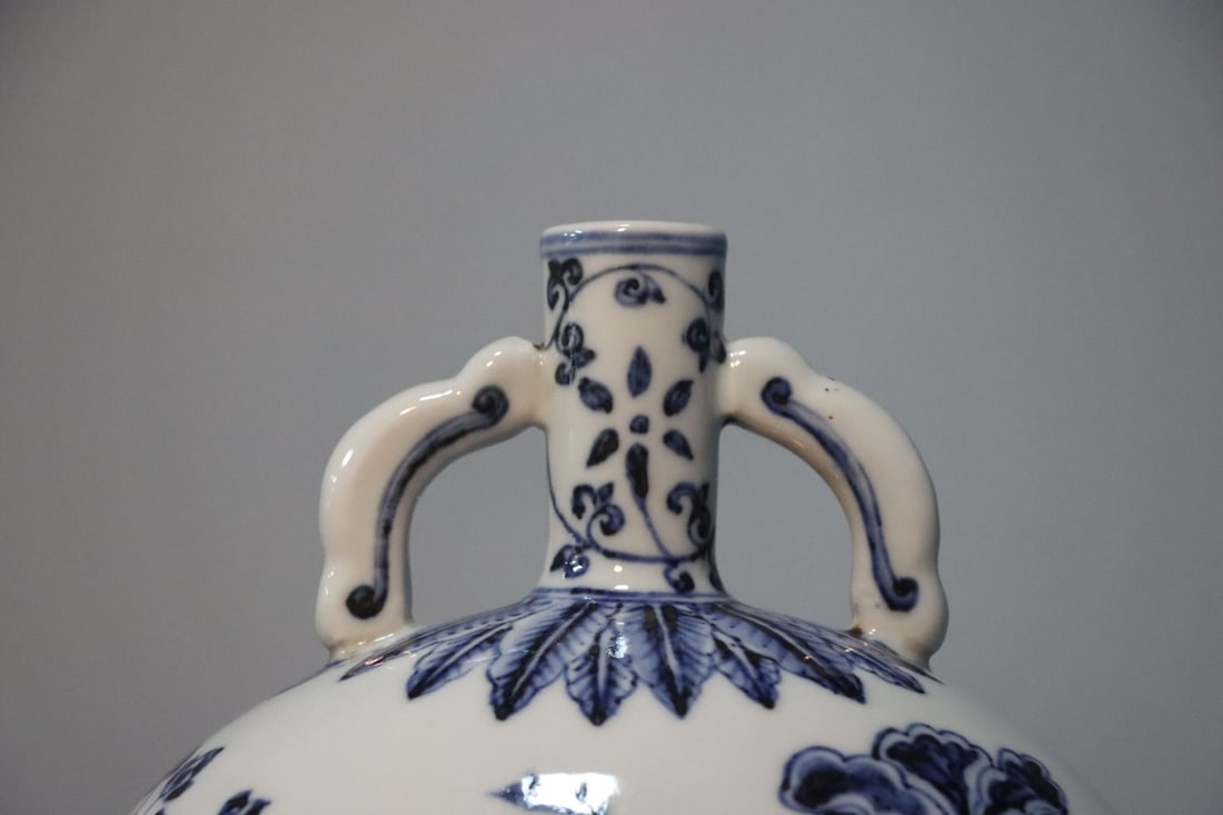 A Exquisite Blue and White Flower Pattern Vase - 3