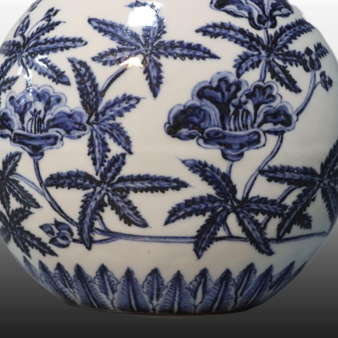 A Exquisite Blue and White Flower Pattern Vase - 4