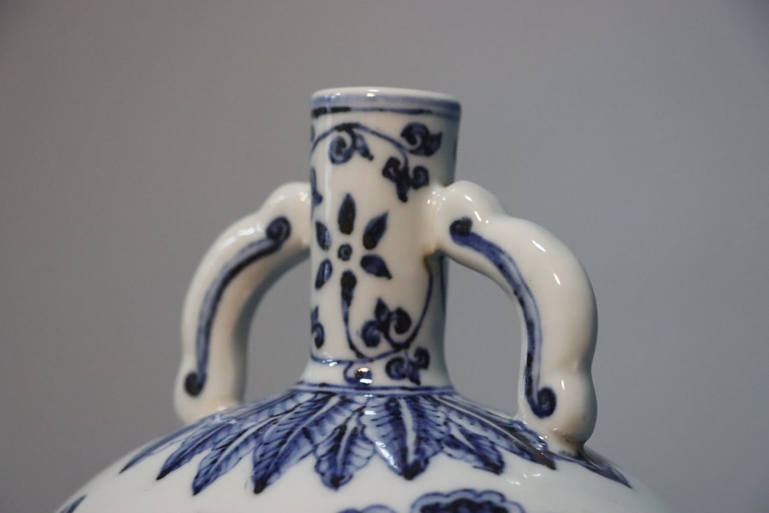 A Exquisite Blue and White Flower Pattern Vase - 7