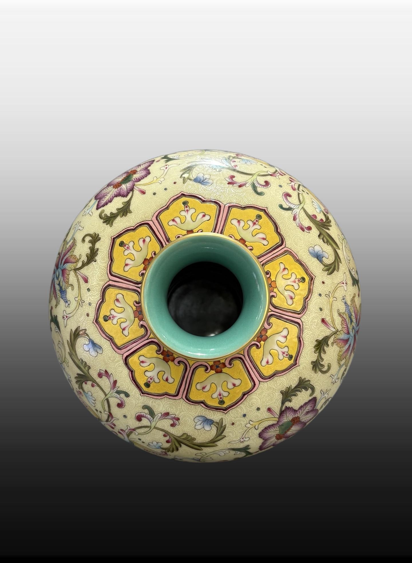 A Exquisite Yellow Ground Lotus Pattern Vase - 2