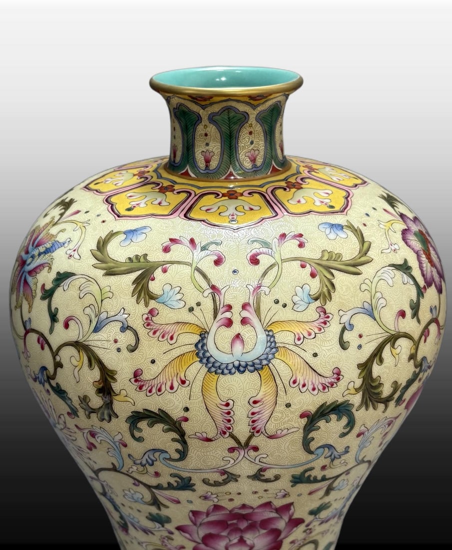 A Exquisite Yellow Ground Lotus Pattern Vase - 4
