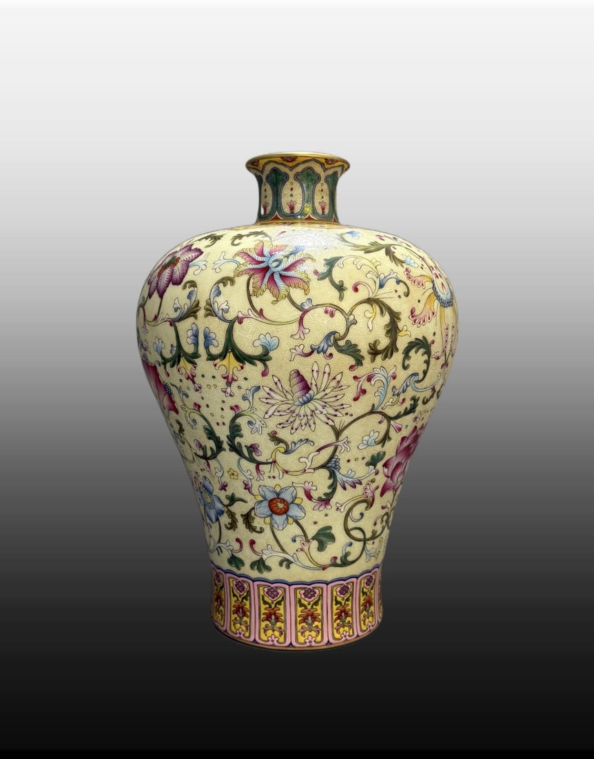 A Exquisite Yellow Ground Lotus Pattern Vase - 7