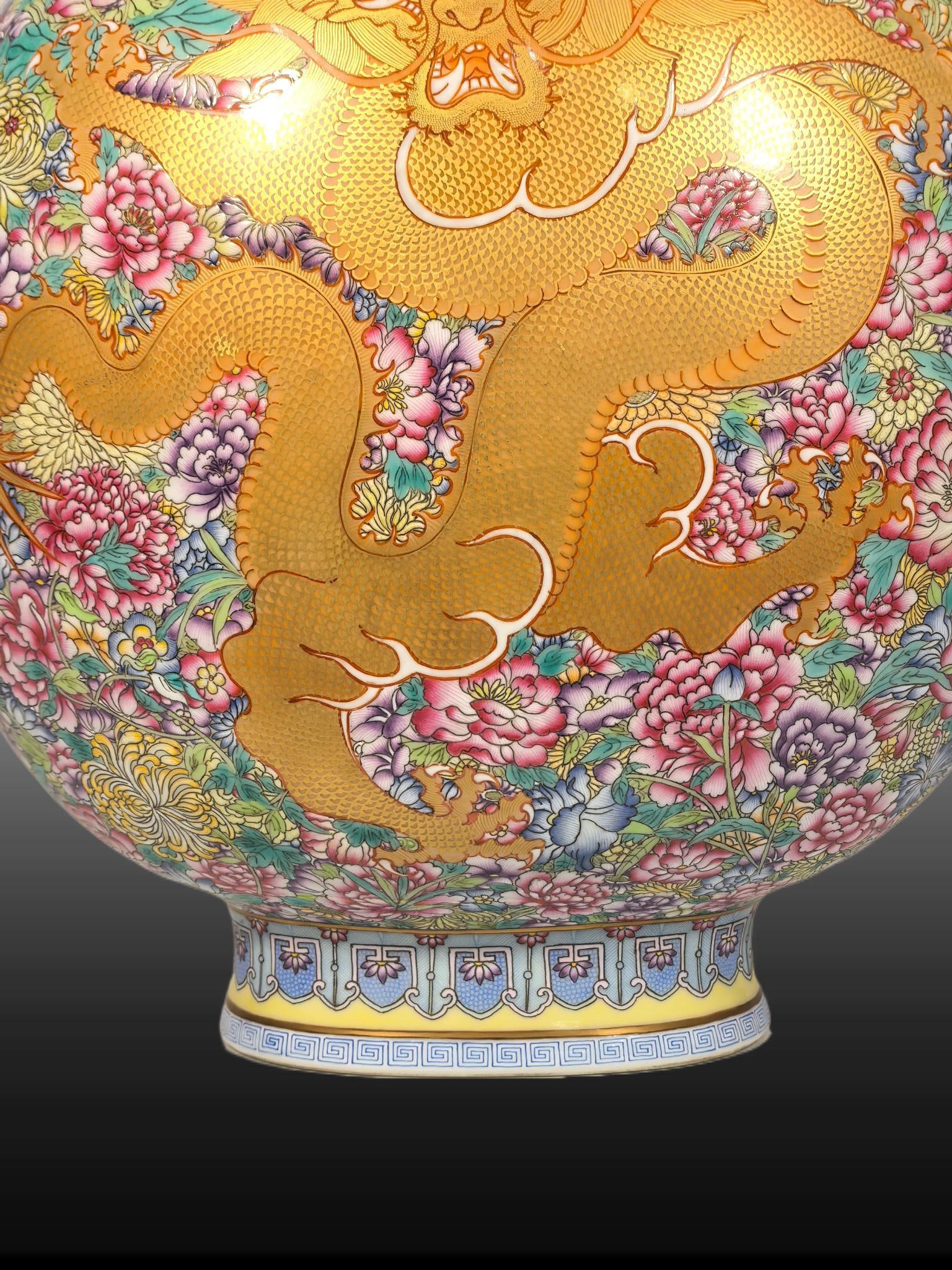 A Exquisite Enamel Dragon Pattern Vase - 4