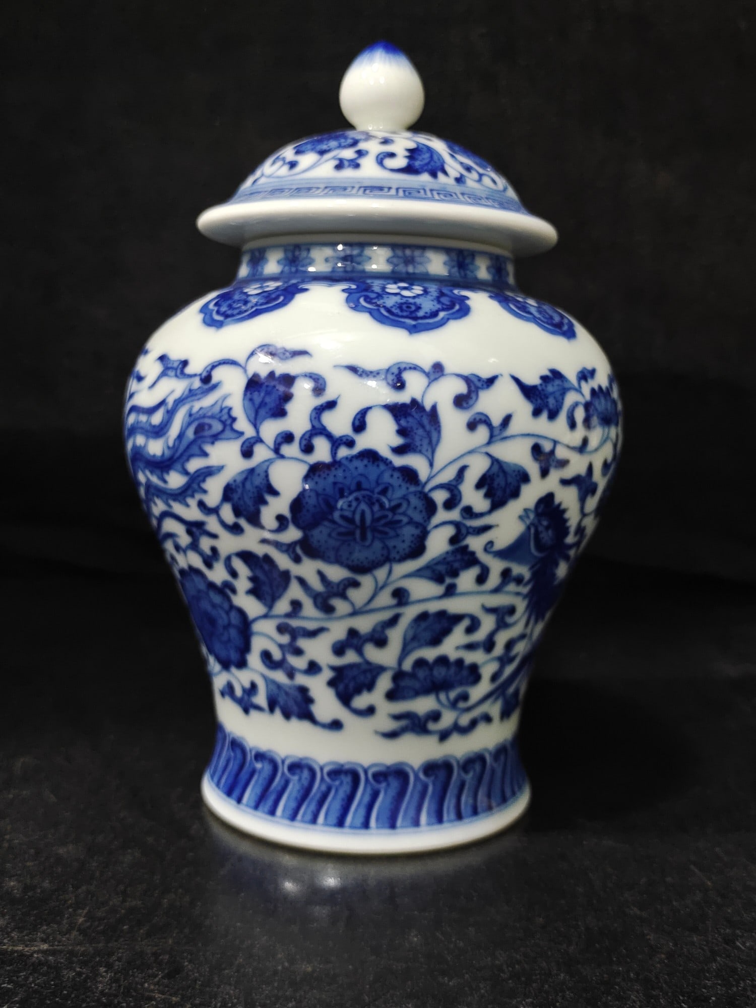 A Exquisite Blue and White Phoenix Pattern Jar - 2