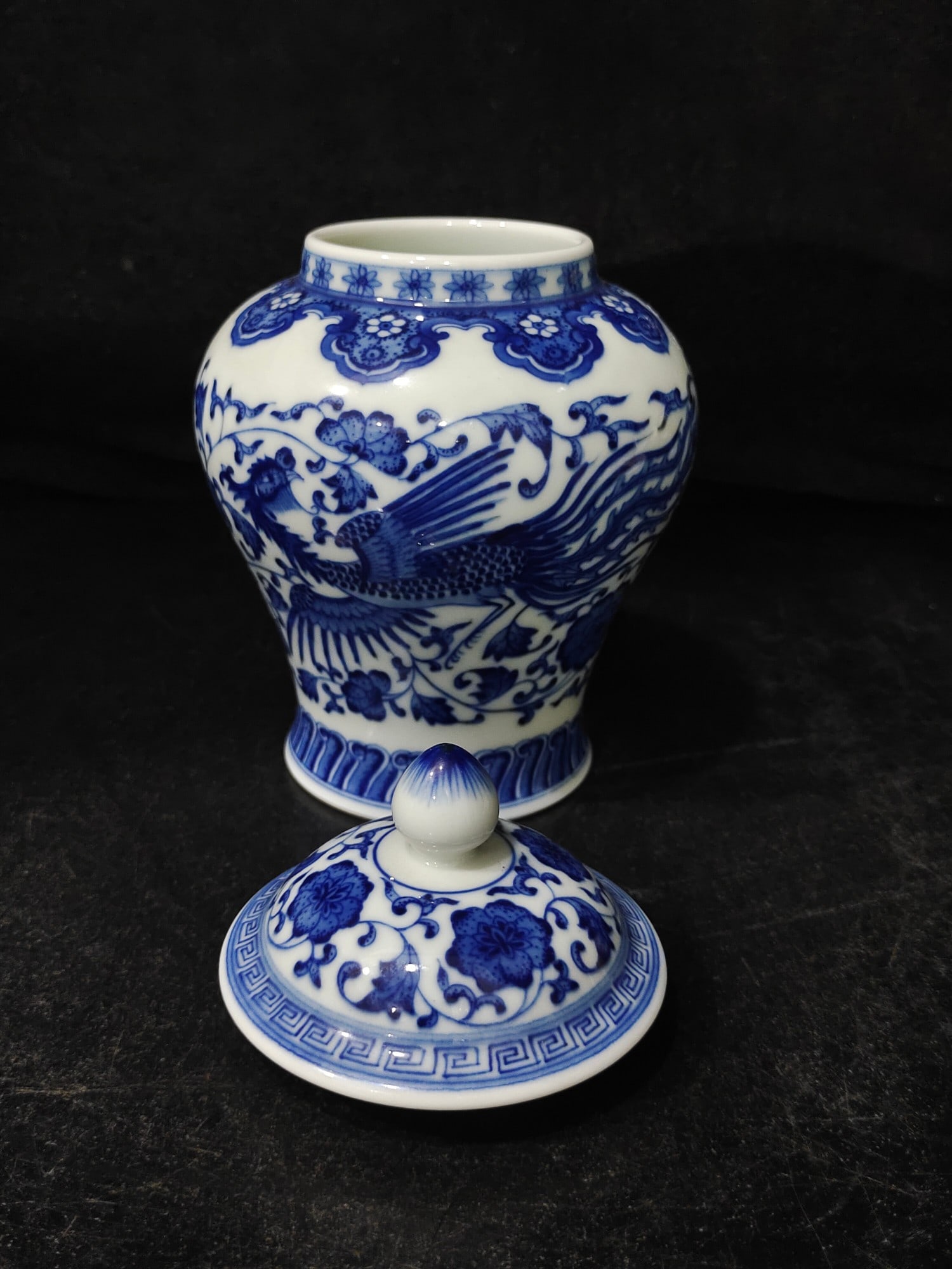 A Exquisite Blue and White Phoenix Pattern Jar - 3