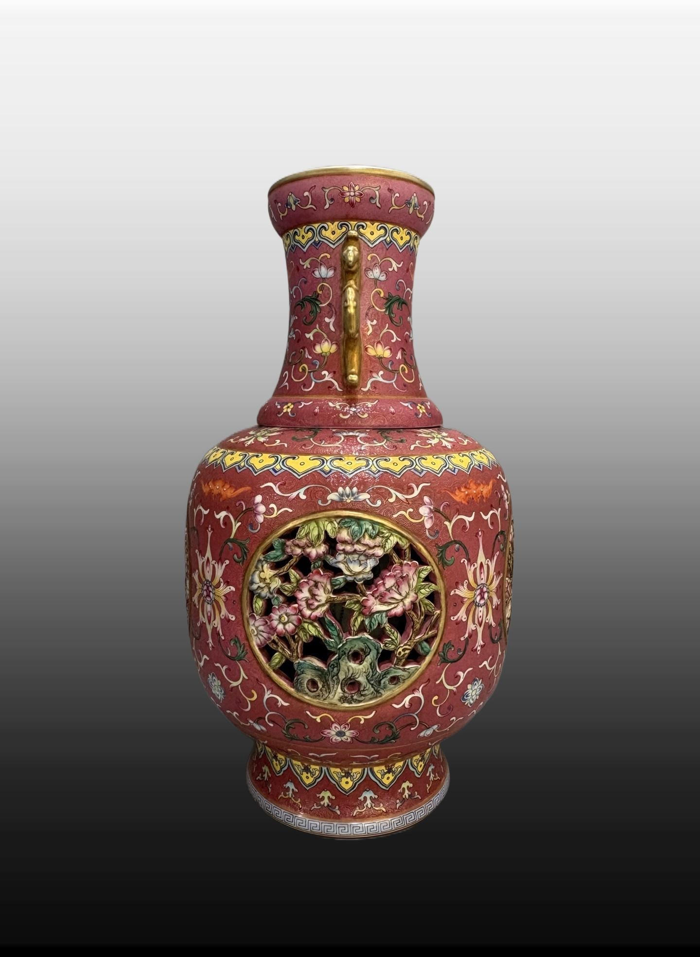A Exquisite Ruby Red-Ground Lotus Pattern Vase - 7
