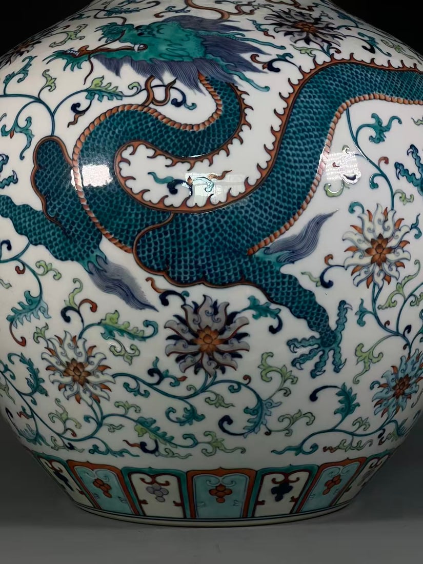 A Exquisite Wucai Dragon Pattern Vase - 6