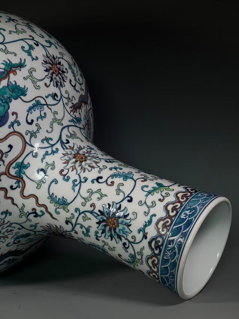 A Exquisite Wucai Dragon Pattern Vase - 8