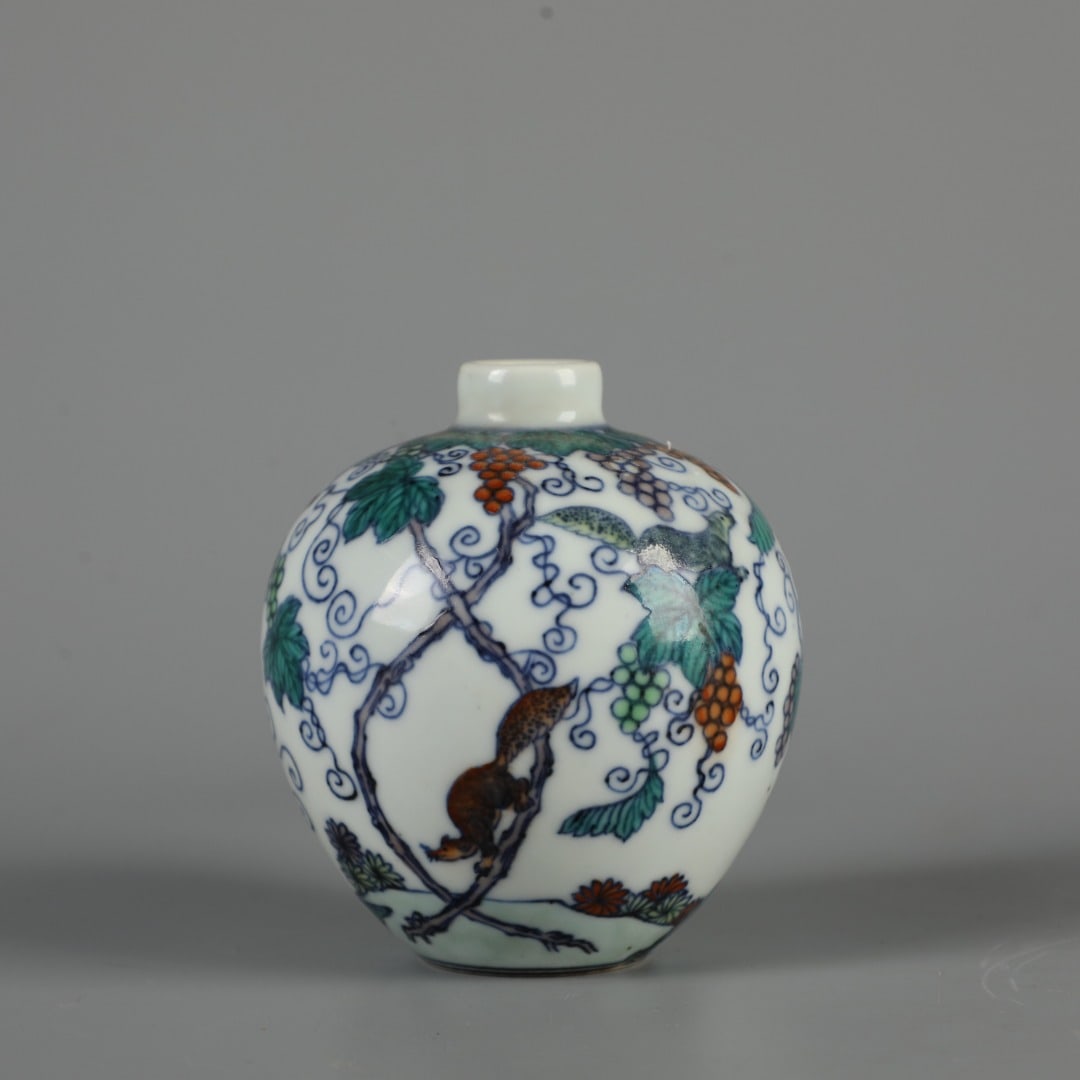A Exquisite Doucai Squirrel and Grapes Pattern Jar - 3