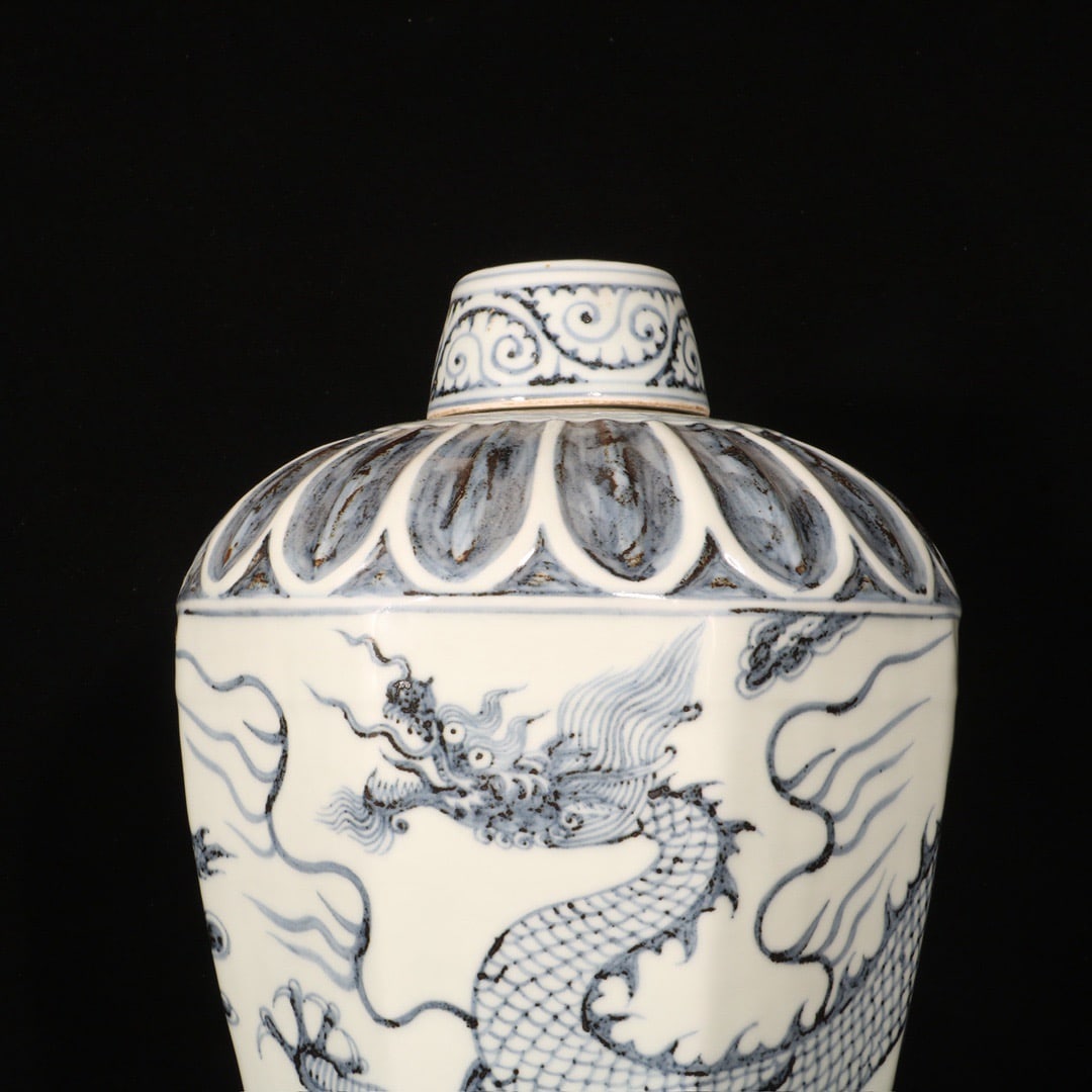 A Exquisite Blue and White Dragon Pattern Vase - 2