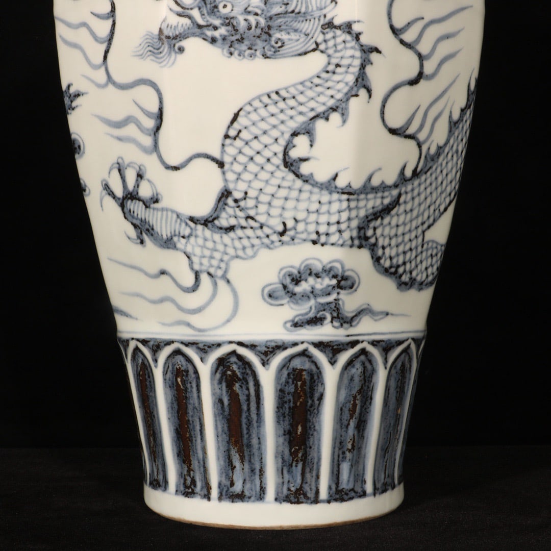 A Exquisite Blue and White Dragon Pattern Vase - 3