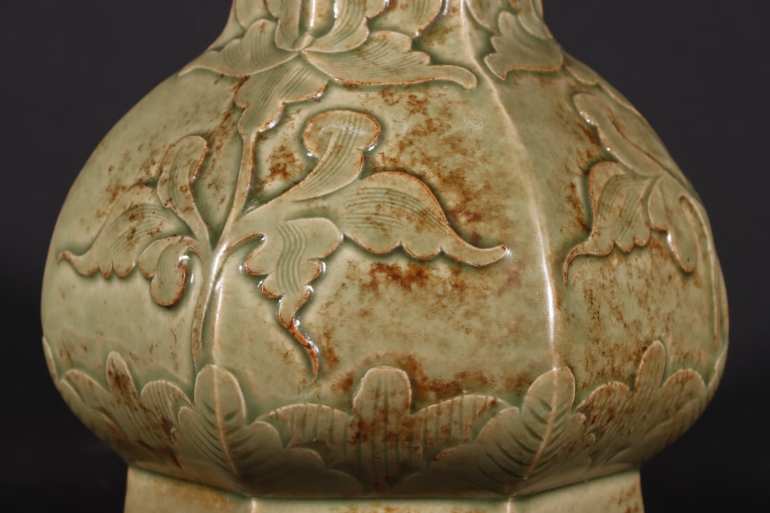 A Exquisite Yue yao Flower Pattern Vase - 6