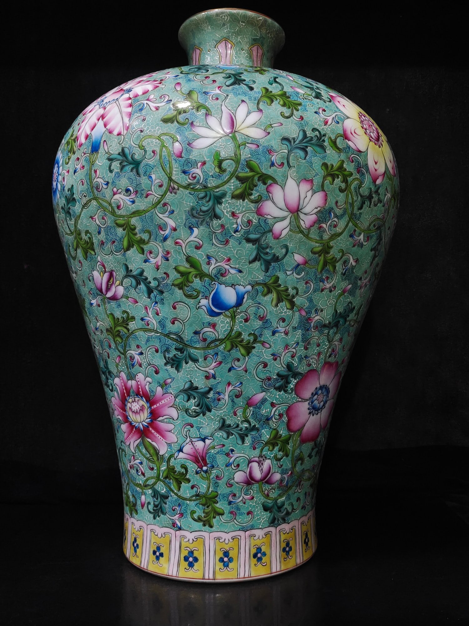 A Exquisite Enamel Lotus Pattern Vase - 2