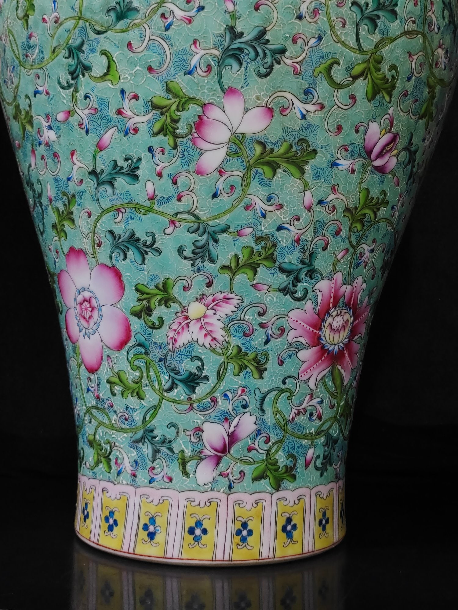 A Exquisite Enamel Lotus Pattern Vase - 7