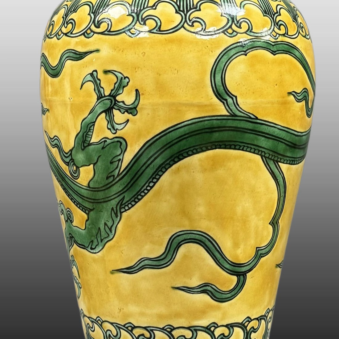 A Exquisite Tri-Color Glazed Dragon Pattern Vase - 2