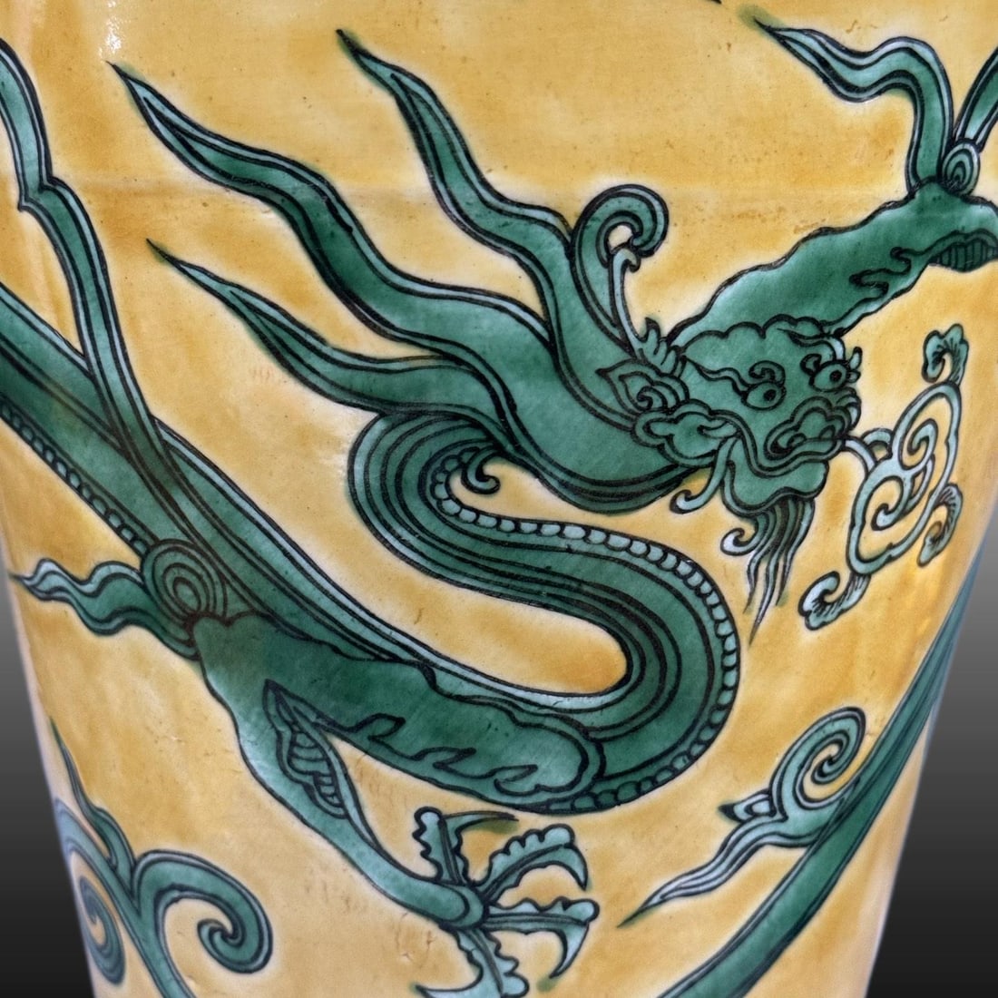A Exquisite Tri-Color Glazed Dragon Pattern Vase - 4