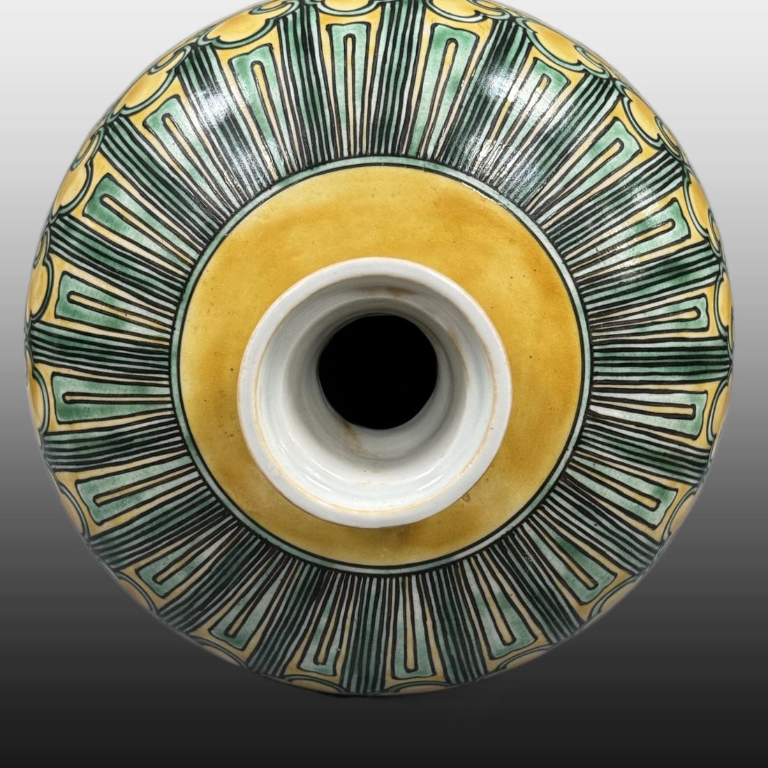 A Exquisite Tri-Color Glazed Dragon Pattern Vase - 7