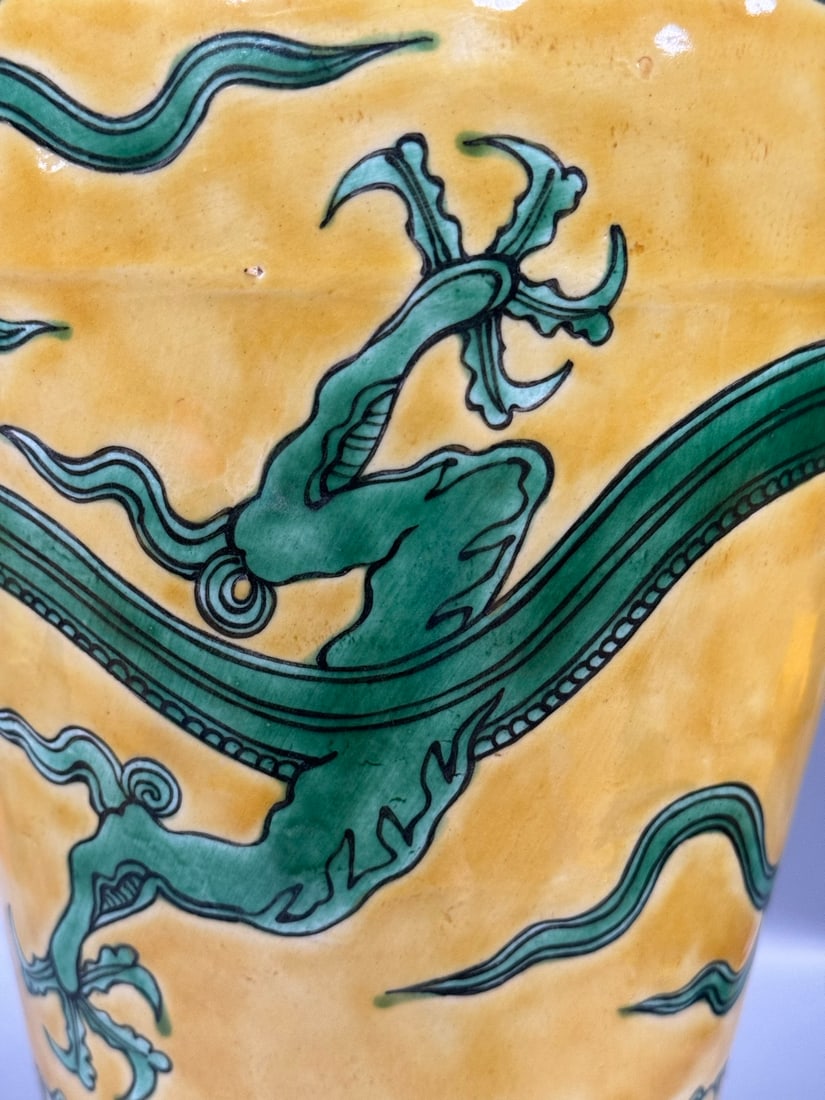 A Exquisite Tri-Color Glazed Dragon Pattern Vase - 8