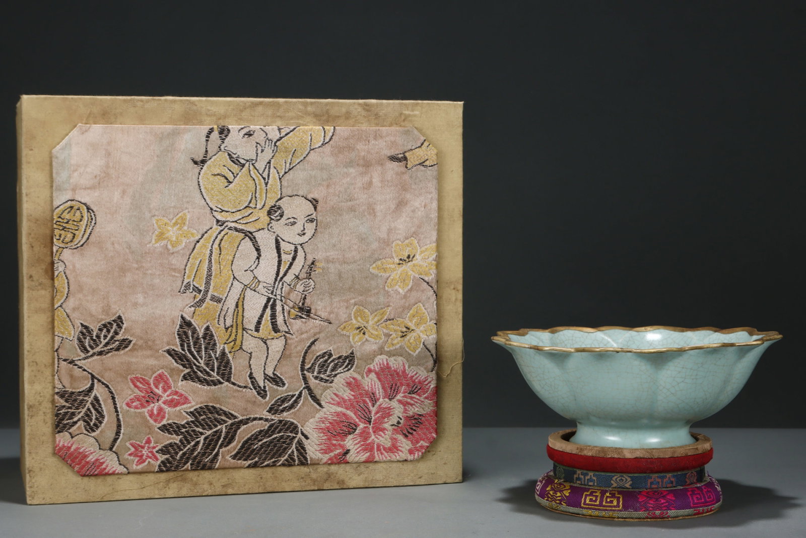 An Exquisite Ru yao Sky Blue Glazed Cover with Gold Bowl: An Exquisite Ru yao Sky Blue Glazed Cover with Gold Bowl,Song Dynasty,China,Royal Court Mark,Size:2.9inx7.3in