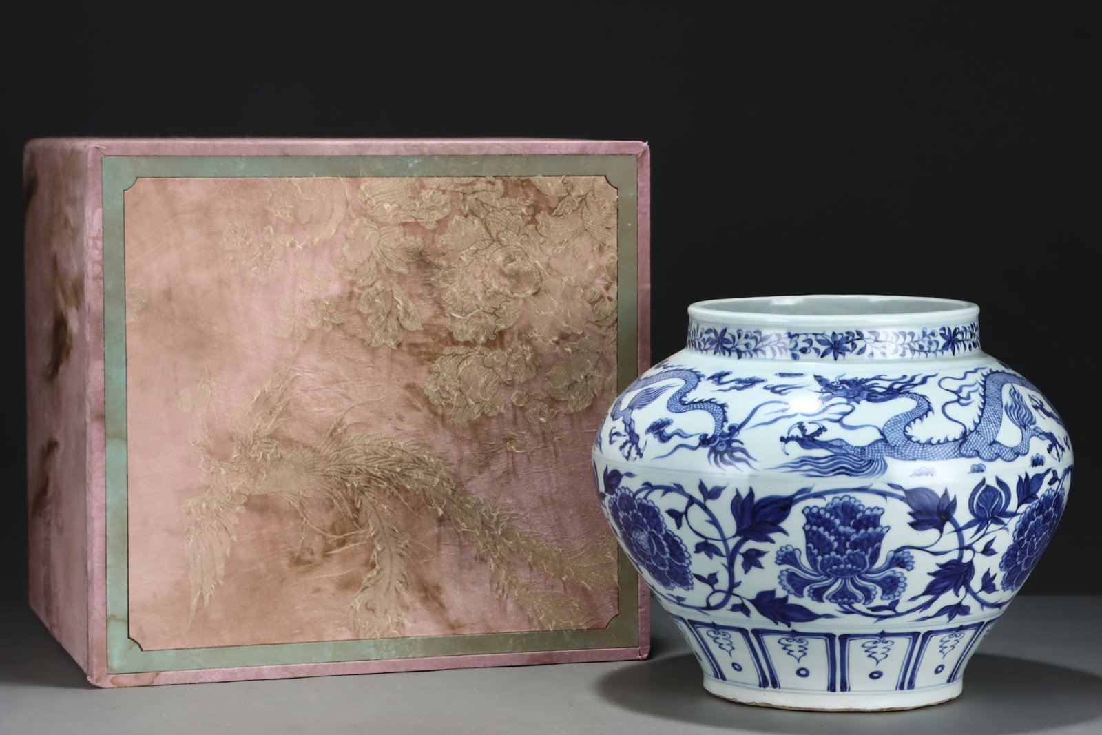 An Exquisite Blue and White Flower and Dragon Pattern Jar: An Exquisite Blue and White Flower and Dragon Pattern Jar,Yuan Dynasty,China,Size:11.3inx13.8in 青花花卉龙纹罐,中国元代