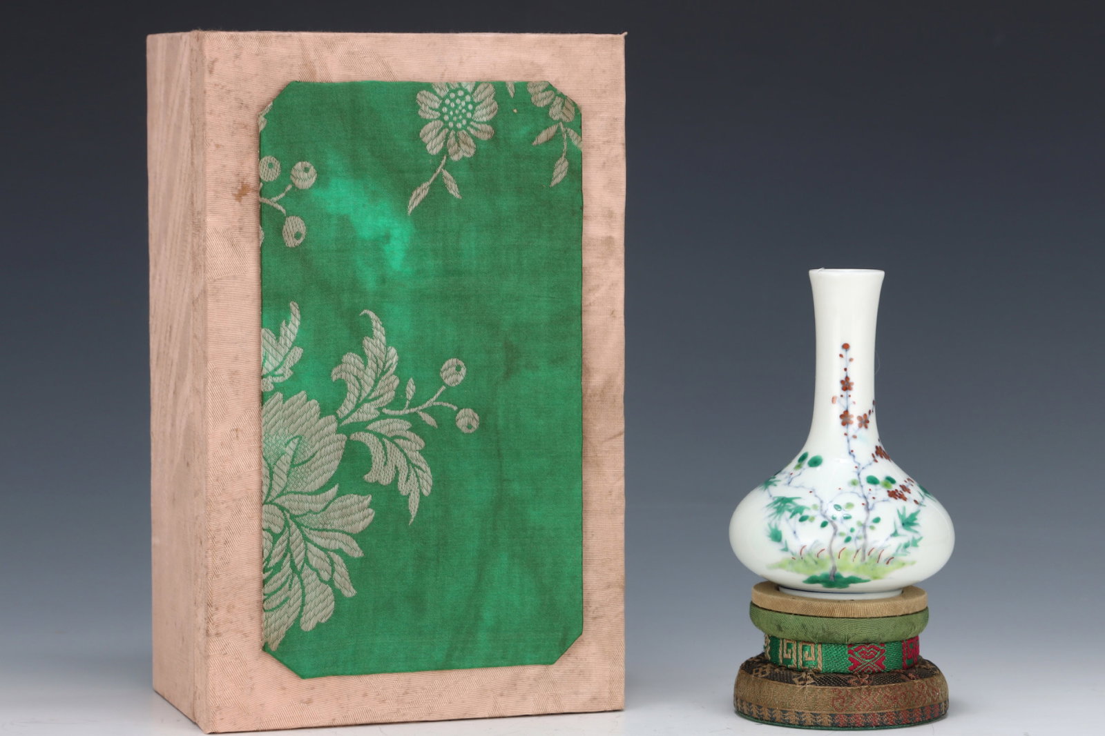 An Exquisite Doucai Flower Pattern Vase (1 of 8)