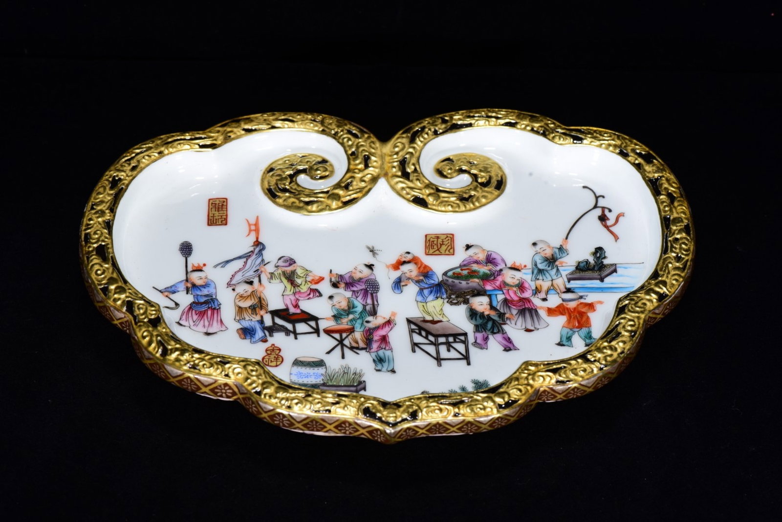An Exquisite Famille-Rose Gilt Character and Story Pattern Plate: An Exquisite Famille-Rose Gilt Character and Story Pattern Plate,Qing Dynasty,China,Qianlong Six-character Mark,Size:1.2inx7.9in 粉彩鎏金人物故事纹