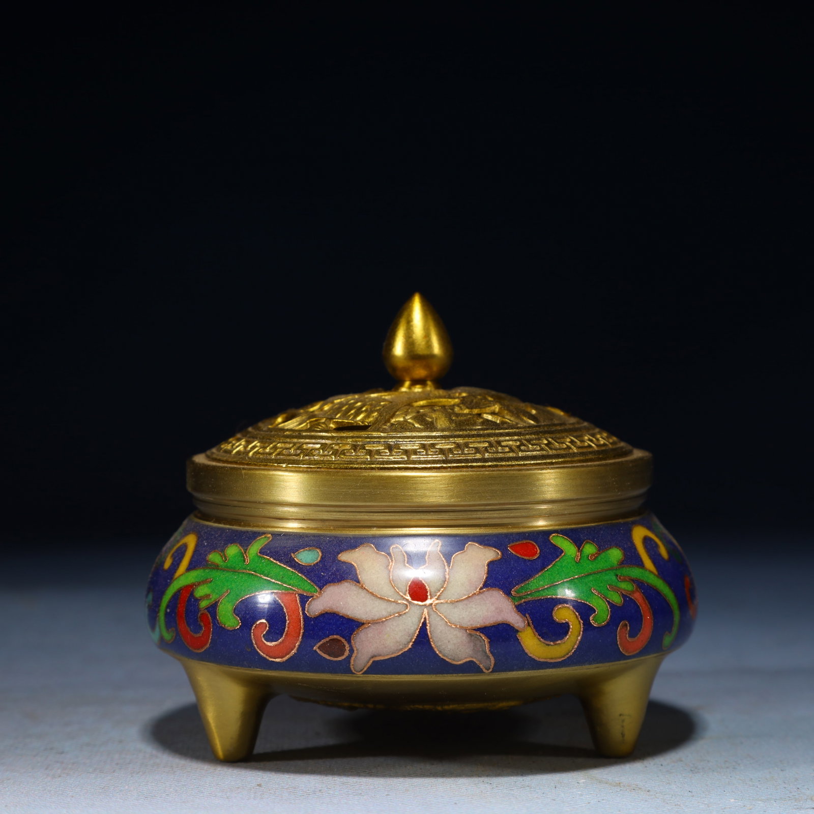 An Exquisite Cloisonne Flower Pattern Tripod Censer: An Exquisite Cloisonne Flower Pattern Tripod Censer,Ming Dynasty,China,Xuande Six-character Mark,Size:3.1inx3.9inx3.9in,Weight:350g 景泰蓝花卉纹三足'