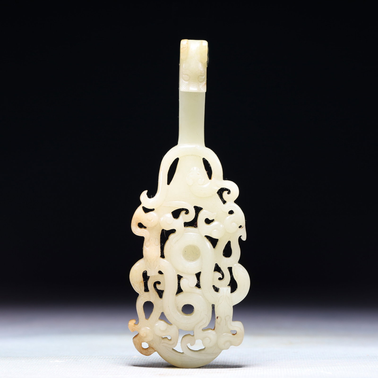 An Exquisite White Jade Dragon Pattern Buckle: An Exquisite White Jade Dragon Pattern Buckle,Qing Dynasty,China,Size:1.8inx5.1in,Weight:78.9g 白玉龙纹腰带扣,中国清代