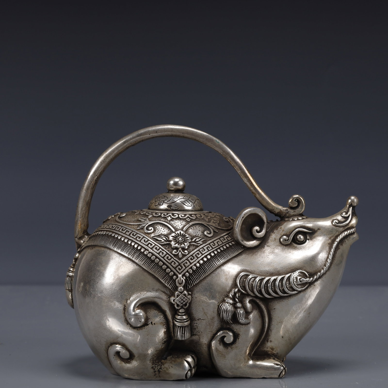 An Exquisite Silver-Plated Bronze Mouse Ewer: An Exquisite Silver-Plated Bronze Mouse Ewer,Ming Dynasty, China,Xuande Four-character Mark,Size:6.3inx3.5inx5.1in,Weight:700g