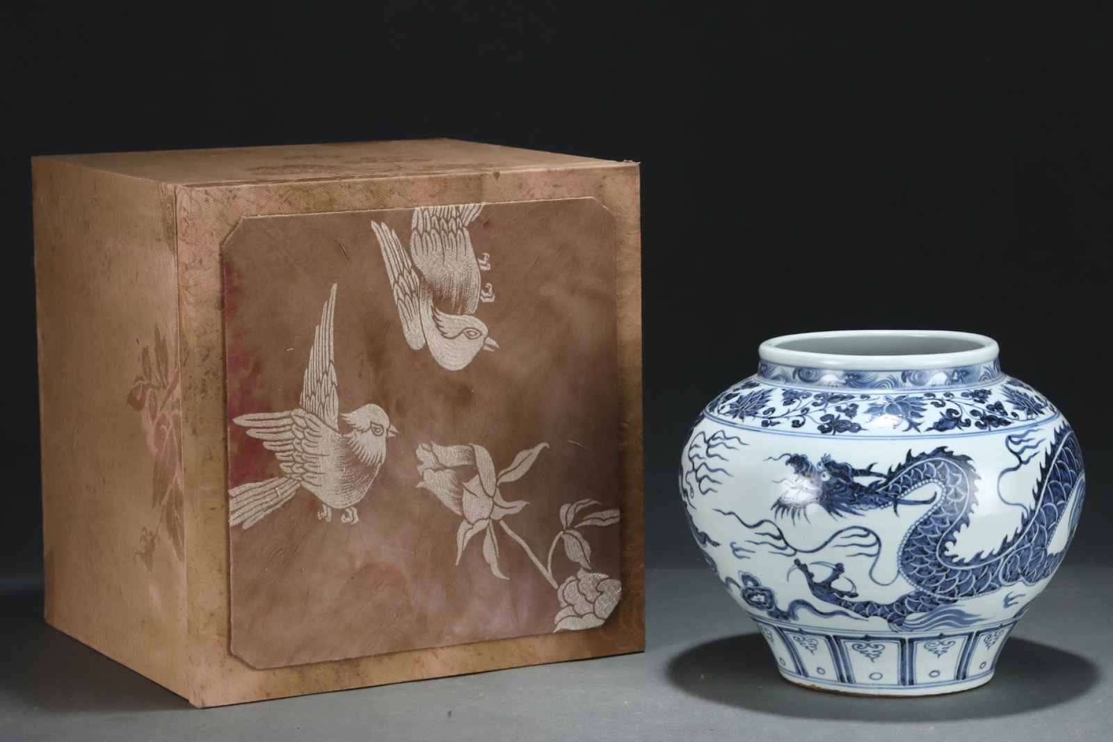 An Exquisite Blue and White Auspicious Cloud and Dragon Pattern Jar: An Exquisite Blue and White Auspicious Cloud and Dragon Pattern Jar,Yuan Dynasty,China,Size:8.3inx10in 青花祥云龙纹罐,中国元代