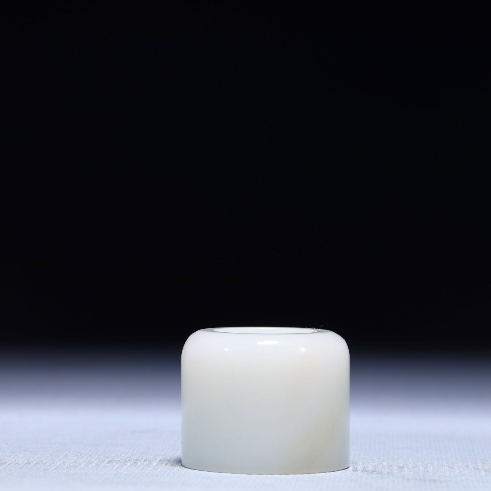 An Exquisite White Jade Thumb Ring: An Exquisite White Jade Thumb Ring,Qing Dynasty,China,Size:1.4inx1.2in,Weight:63.4g 白玉扳指,中国清代