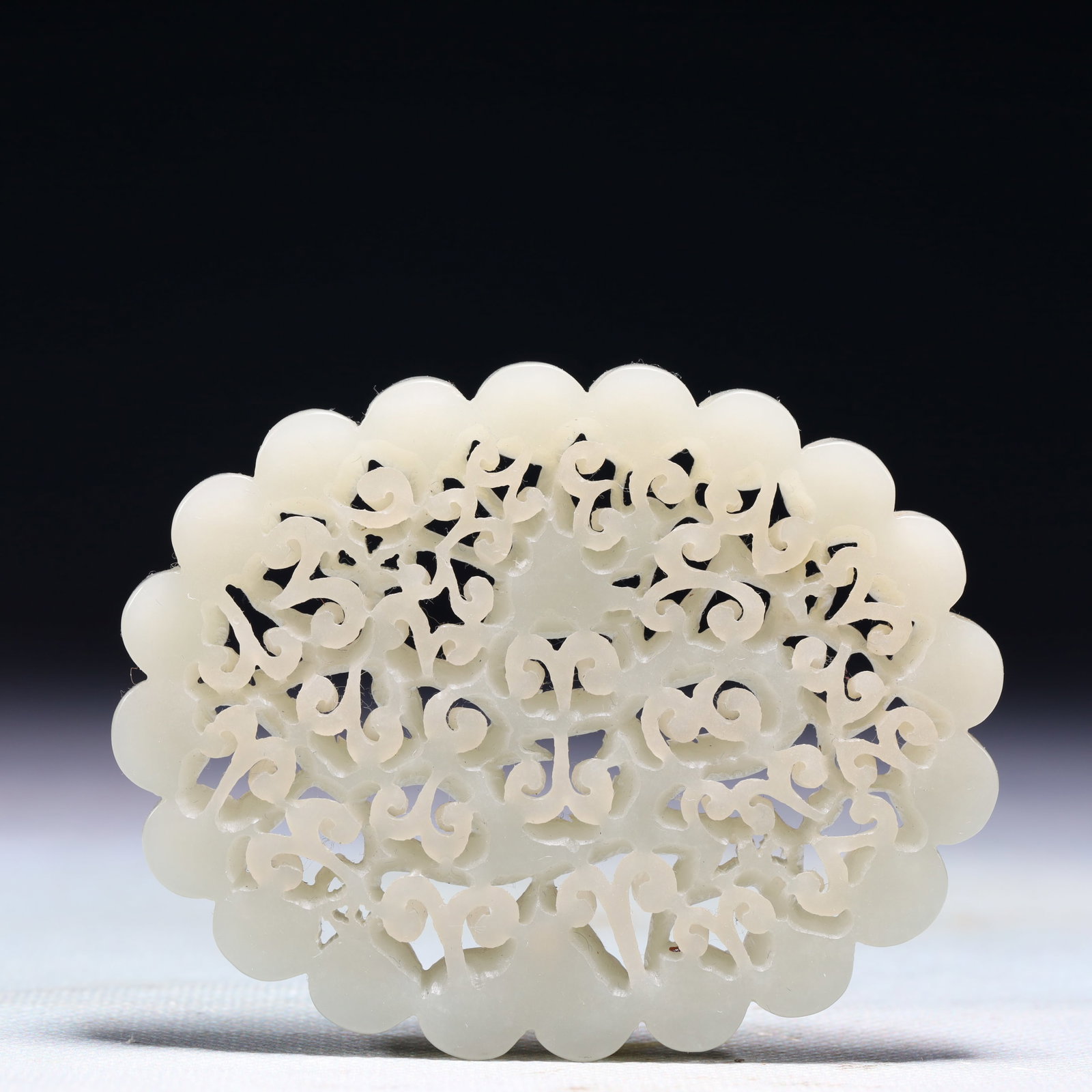 An Exquisite White Jade Dragon Pattern Pendant - 4