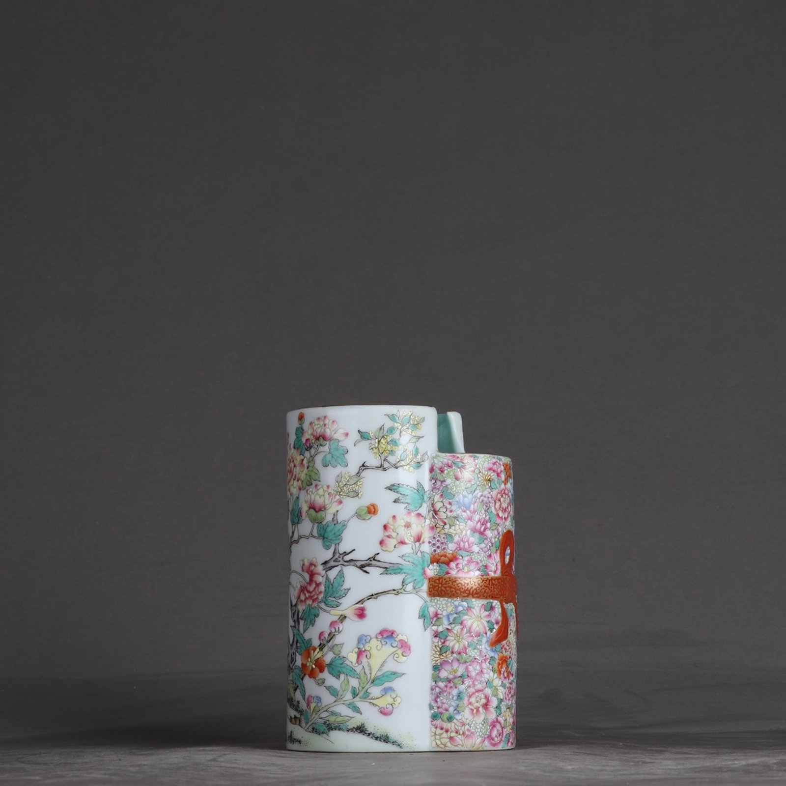 An Exquisite Famille-Rose Flower Pattern Brush Pot: An Exquisite Famille-Rose Flower Pattern Brush Pot,Qing Dynasty,China,Qianlong Six-character Mark,Size:5.3inx3.6in 粉彩花卉纹笔筒,中国清
