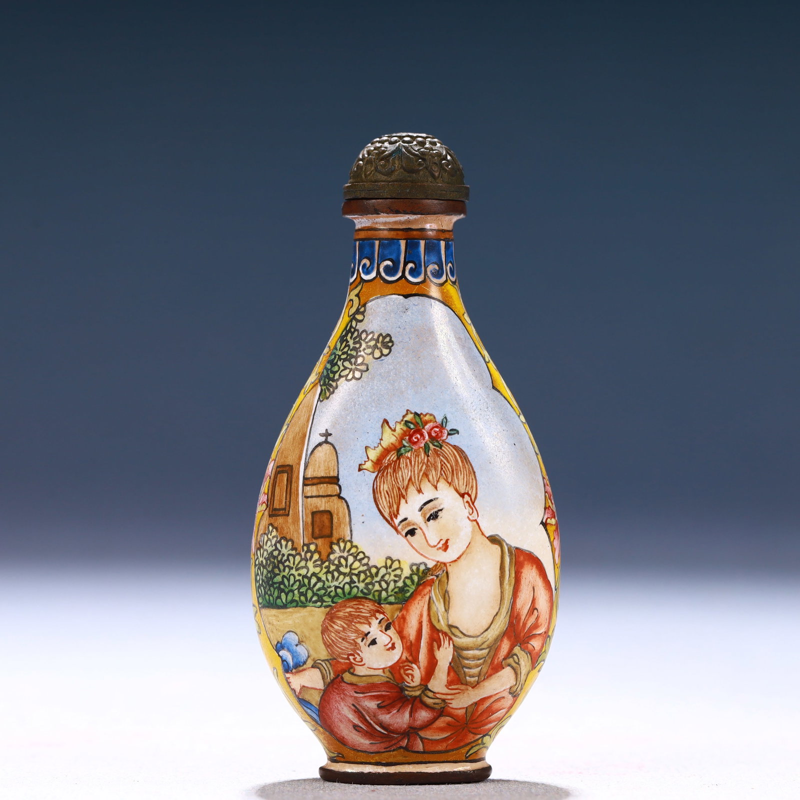 An Exquisite Painted Enamel Figure Pattern Snuff Bottle: An Exquisite Painted Enamel Figure Pattern Snuff Bottle,Qing Dynasty, China,Qianlong Four-character Mark,Size:1.4inx0.8inx2in,Weight:38g 画珐琅人物纹鼻烟