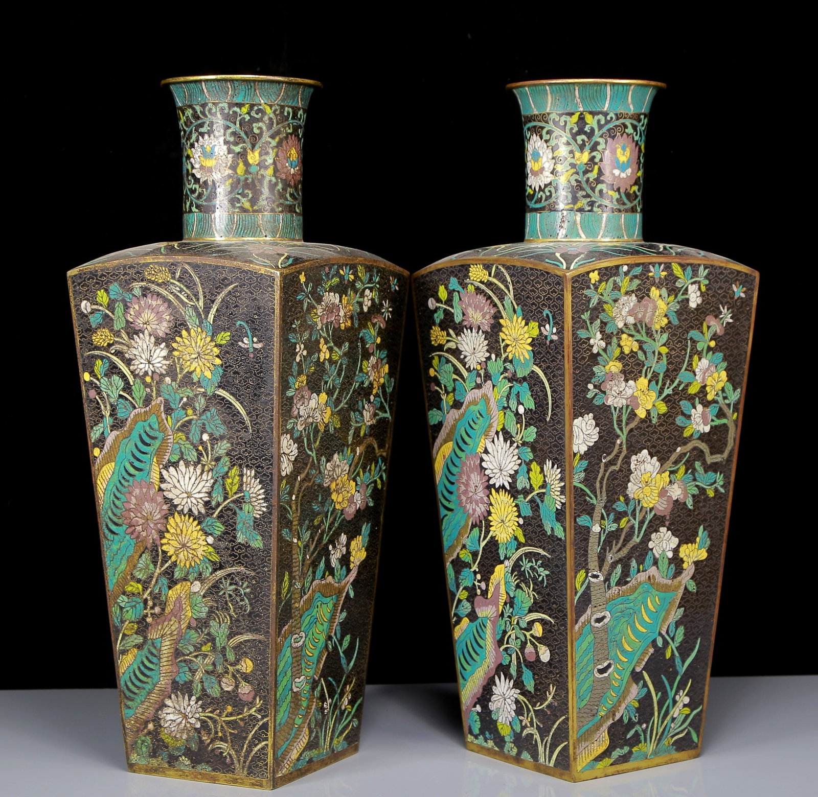 A Pair of Huge Cloisonne Flower and Bird Pattern Vases: A Pair of Huge Cloisonne Flower and Bird Pattern Vases,Qing Dynasty, China,Qianlong Four-character Mark,Size:7.5inx20.5in,Total Weight:11220g 一对景泰蓝花鸟&#