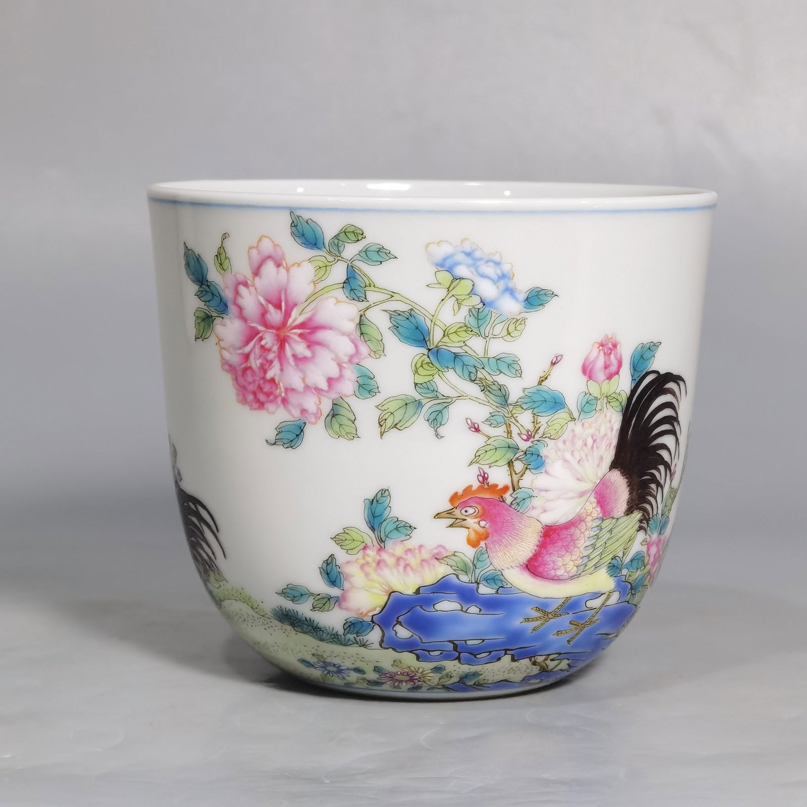 An Exquisite Famille-Rose Flower and Rooster Pattern Cup: An Exquisite Famille-Rose Flower and Rooster Pattern Cup,Qing Dynasty,China,Qianlong Six-character Mark,Size:3.2inx3in 粉彩花卉鸡纹杯子,中国