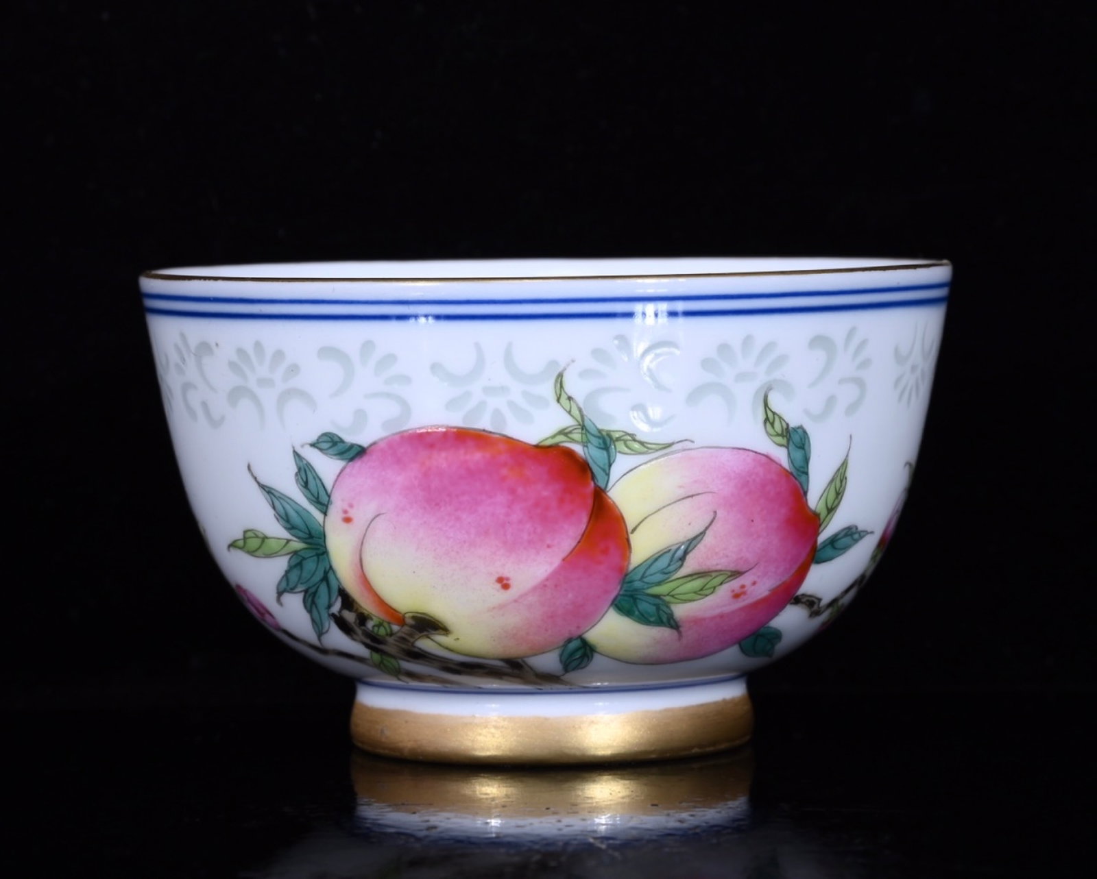 An Exquisite Famille-Rose Peach Pattern Cup: An Exquisite Famille-Rose Peach Pattern Cup,Qing Dynasty,China,Yongzheng Four-character Mark,Size:1.9inx3.1in