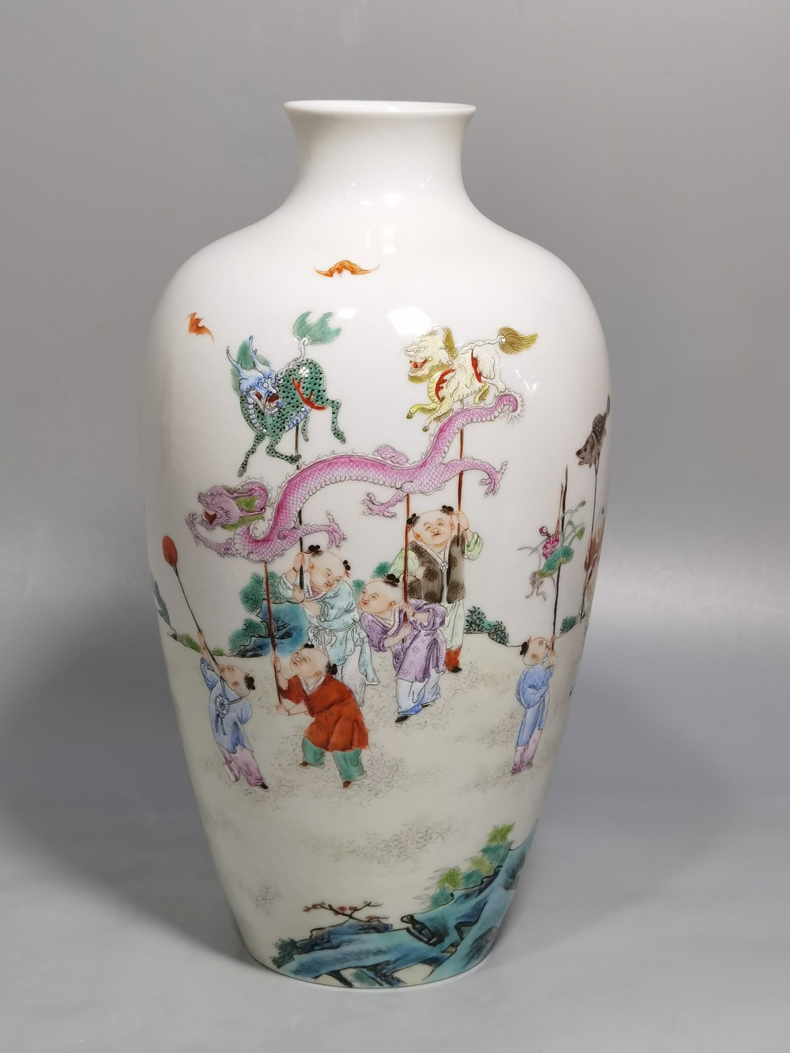 An Exquisite Famille-Rose Character and Story Pattern Vase: An Exquisite Famille-Rose Character and Story Pattern Vase,the Republic of China,With Mark,Size:9.1inx5in
