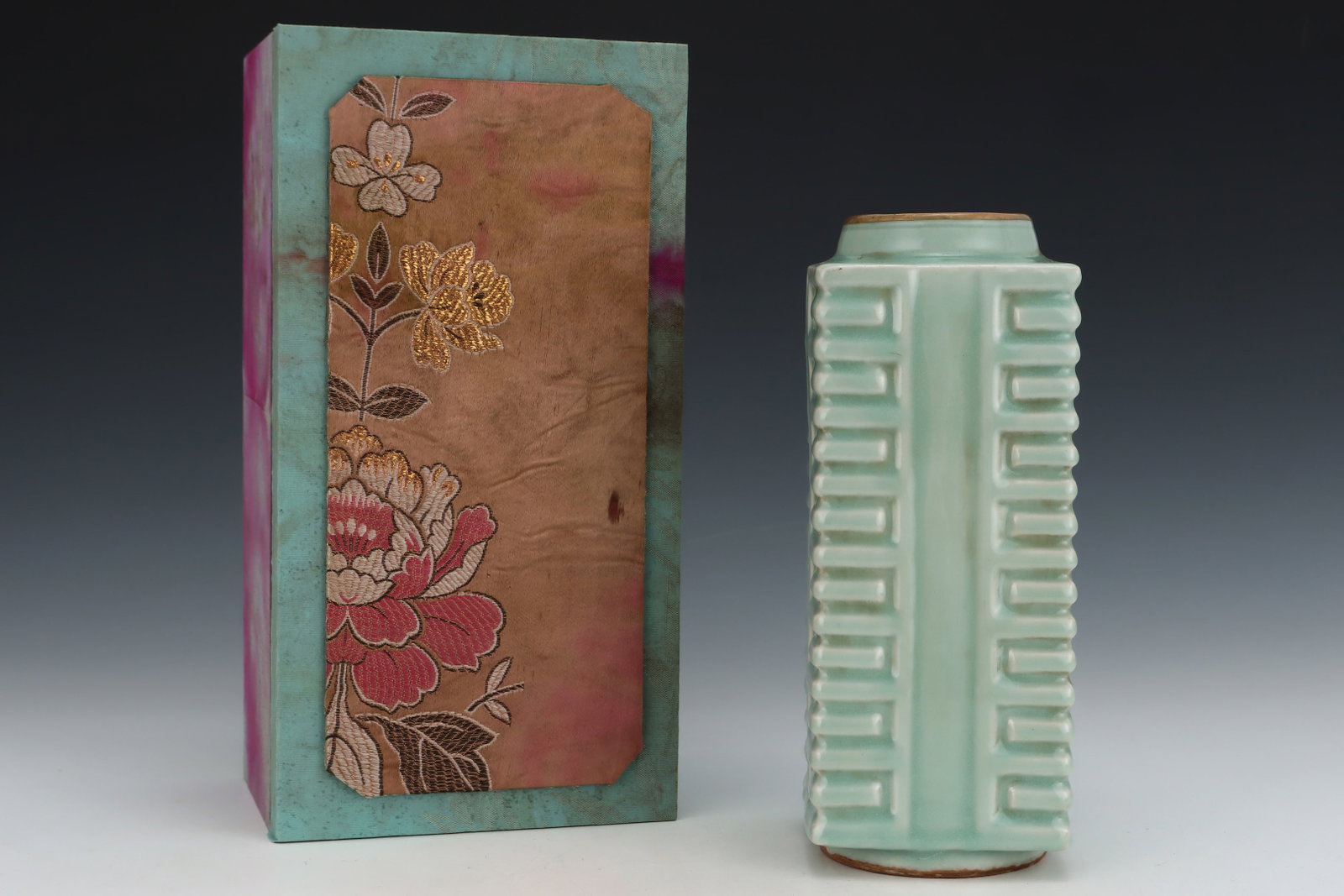 An Exquisite Longquan yao Celadon Glazed Vase,with an Imperial Poem by Emperor Qianlong (1 of 8)