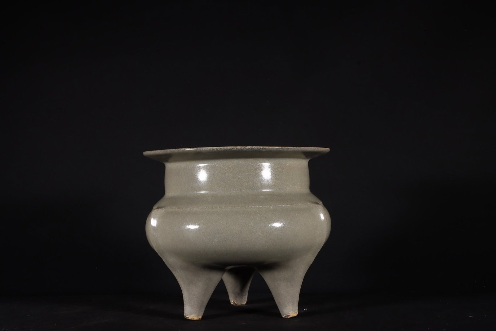 An Exquisite Guan yao Celadon Glazed Censer: An Exquisite Guan yao Celadon Glazed Censer,Song Dynasty,China,Size:5.8inx6.6in 官窑青釉香炉,中国宋代