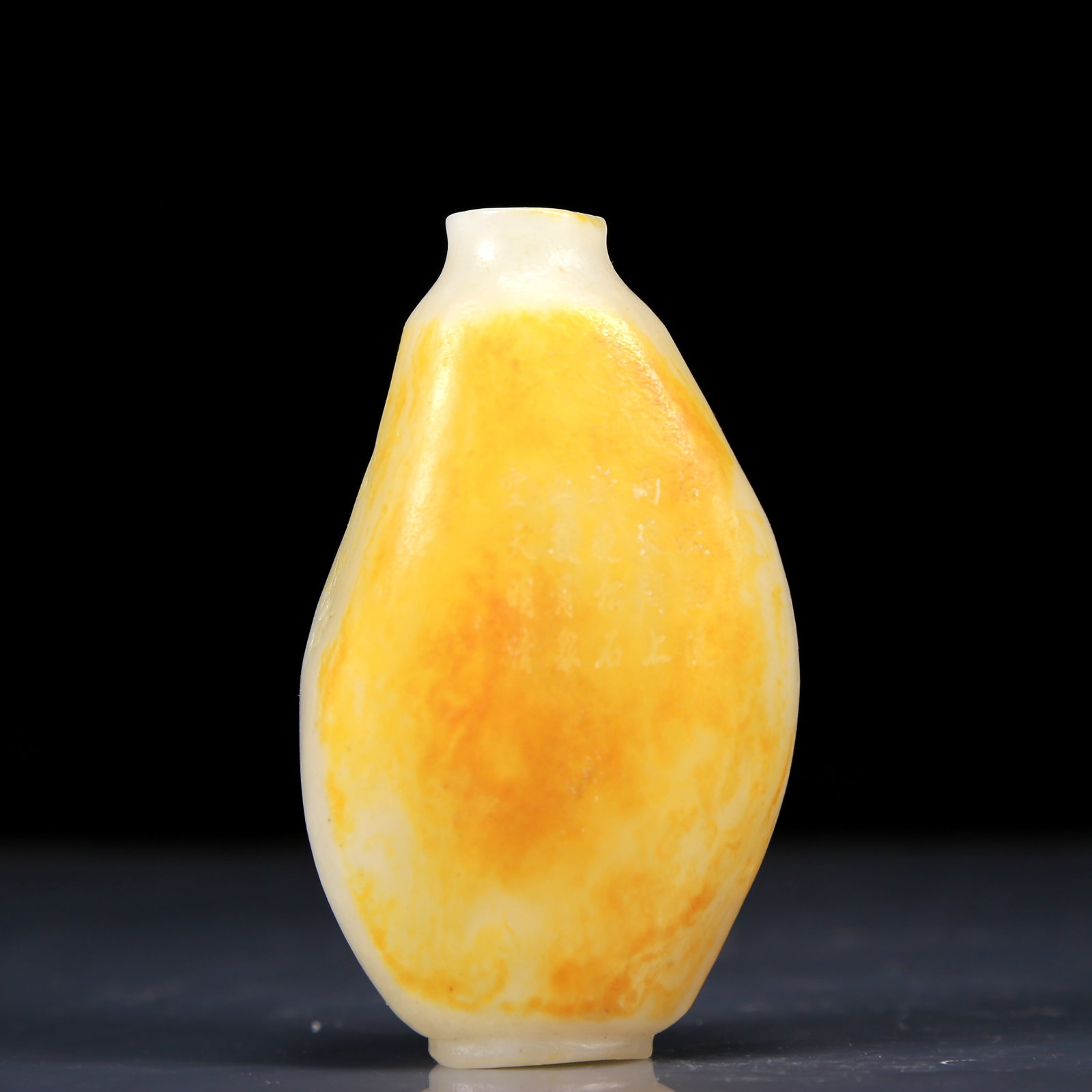 An Exquisite White Jade Snuff Bottle: An Exquisite White Jade Snuff Bottle,Qing Dynasty, China, Qianlong Four-character Mark,Size:2.4inx1.2inx3.9in,Weight:305g