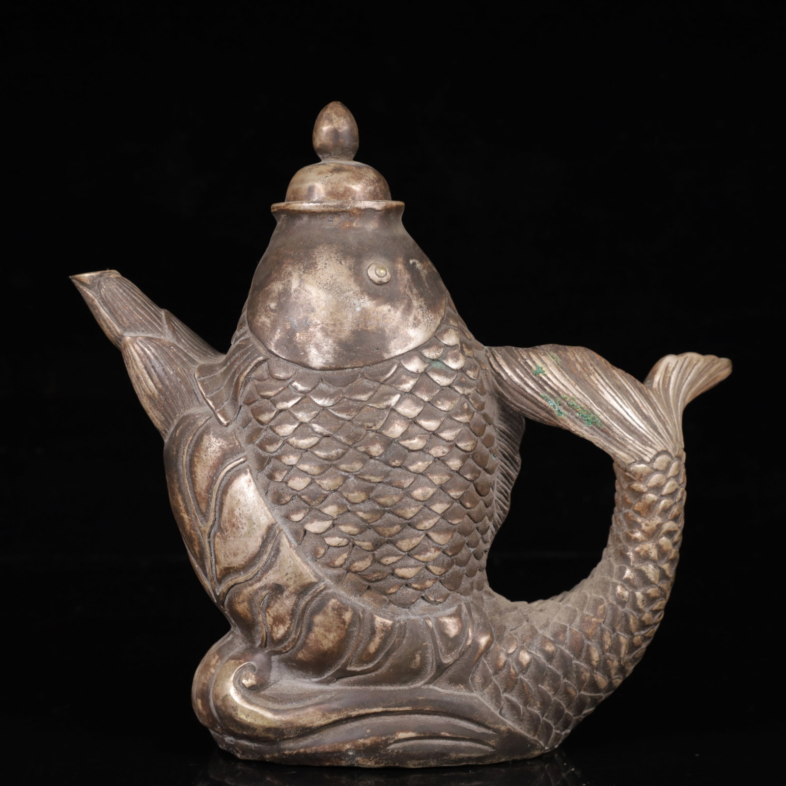 An Exquisite Silver-Plated Bronze Fish Ornament: An Exquisite Silver-Plated Bronze Fish Ornament,Qing Dynasty,China,with Mark,Size:8.7inx2.8inx8.3in,Weight:1000g