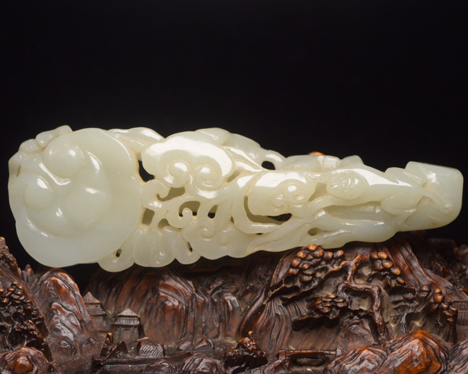 An Exquisite White Jade Auspicious Cloud Pattern Ruyi: An Exquisite White Jade Auspicious Cloud Pattern Ruyi,Qing Dynasty,China,Size:6inx1.9inx0.9in,Weight:168g 白玉祥云纹如意,中国清代