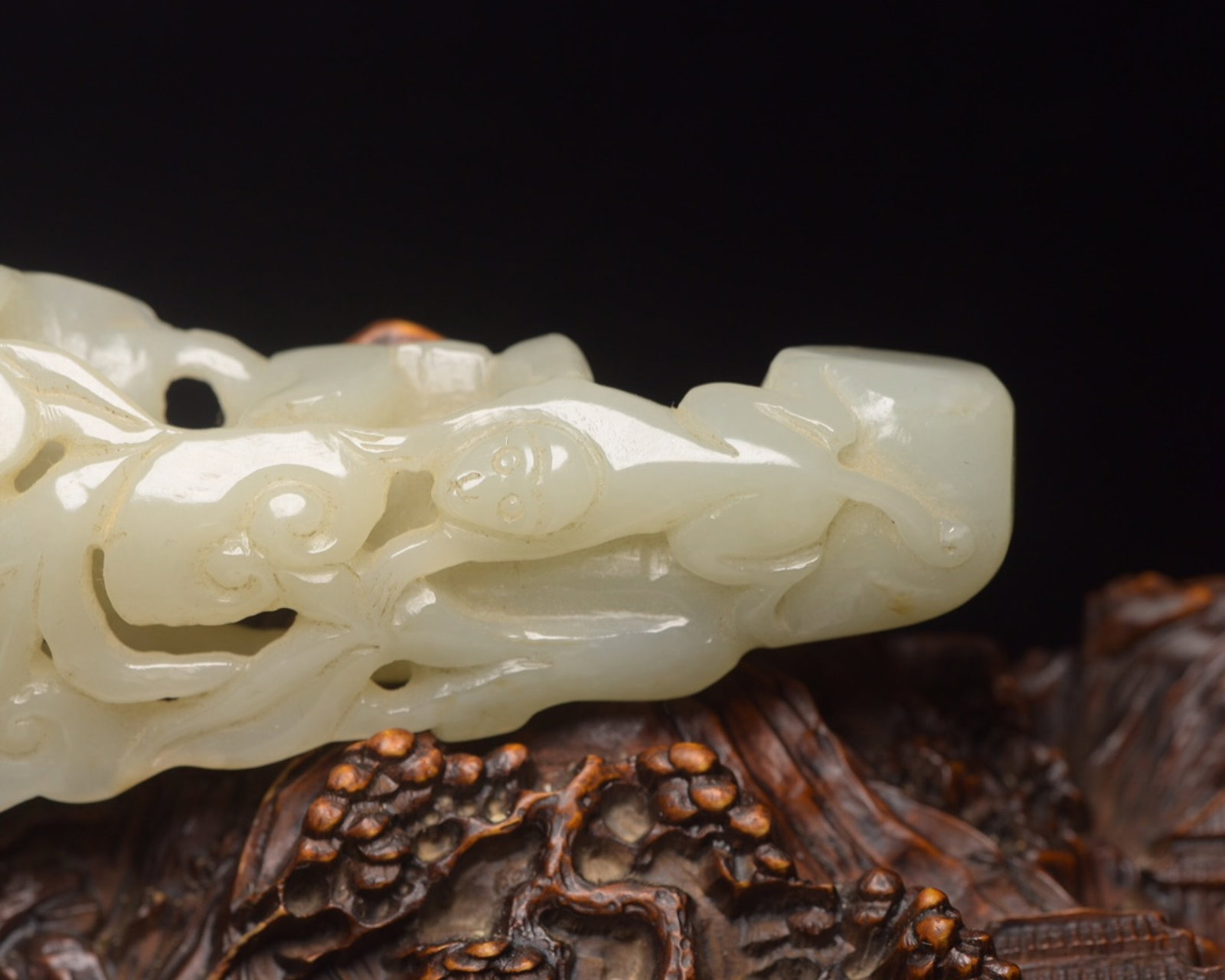 An Exquisite White Jade Auspicious Cloud Pattern Ruyi - 5